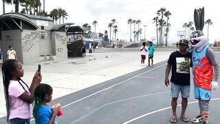 Bugs Bunny 1v1 Basketball at Venice Beach [Space Jam IRL]