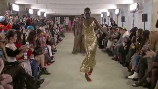 Model CAN'T WALK in high heels at Poster Girl Fall/Winter 2022 Fashion Show (London Fashion Week)