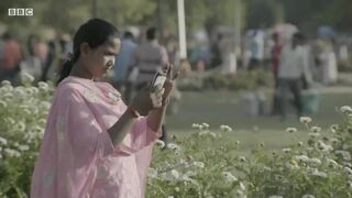 Global outage as Facebook, Instagram and WhatsApp go offline - BBC News