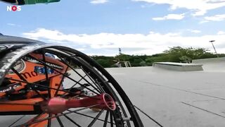 Amos skate op zijn rolstoel en doet toffe stunts