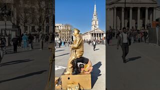 The world’s most flexible girl @LibertyBarros trying to trick the Goldman. #floating #ilusion