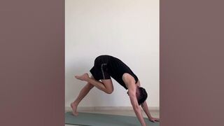 Arrivare in affondo dal cane a testa in giù #yoga