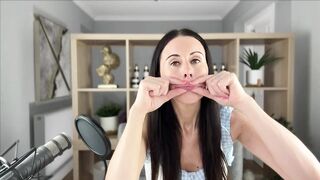 2 Daily Face Yoga Moves To Help Lift and Smooth Your Mouth Area