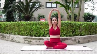 Easy Seated Yoga for Beginners | Tone & Sculpt Your Body in the Park