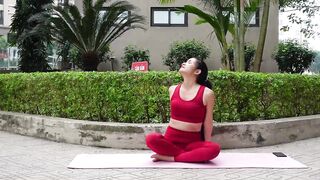 Easy Seated Yoga for Beginners | Tone & Sculpt Your Body in the Park