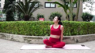 Easy Seated Yoga for Beginners | Tone & Sculpt Your Body in the Park