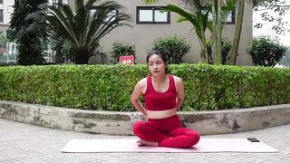 Easy Seated Yoga for Beginners | Tone & Sculpt Your Body in the Park